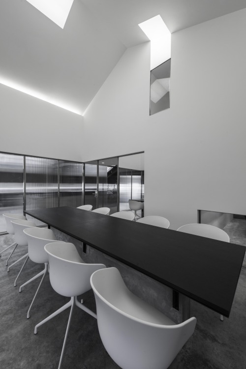 會議室作為會客、淺談等多功能區(qū)域，在設(shè)計方面一點也不